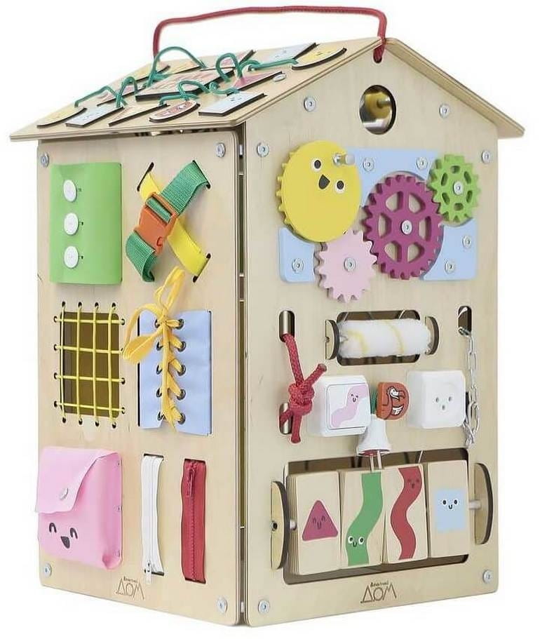 Busy home. Ребенок с бизибордом. Биди борт. Busy home. Бизидом 60x40x40.